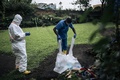 コンゴ民主共和国東部ゴマの個人宅で、新型コロナウイルス感染症の検査を終え、器具を片付ける保健省の職員ら（2020年3月31日撮影）。(c)ALEXIS HUGUET / AFP