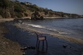 ギリシャ船籍の油輸送船「アギア・ゾニ2号」の沈没事故で流出した油が漂着したサラミス島の海岸。島の南東沿岸は完全に油に覆われた。流出は長さ1.5キロ超に及び、完全に除去するには4か月かかるとされている（2017年9月12日撮影）。(c)AFP/Angelos Tzortzinis