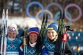 平昌冬季五輪、クロスカントリースキー女子30キロメートルクラシカル。表彰式に臨む（左から）、フィンランドのクリスタ・パルマコスキ、ノルウェーのマリット・ビョルゲン、スウェーデンのスティナ・ニルソン（2018年2月25日撮影）。(c)AFP PHOTO / Odd ANDERSEN