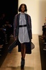 米ニューヨーク市内で発表された「BCBG マックス・アズリア」15/16年秋冬コレクション（2015年2月12日撮影）。(c)AFP/Getty Images/Frazer Harrison