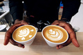 コーヒーの国際見本市「コーヒーの世界2013（World of Coffee）」が、南仏のニース（Nice）で26日から3日間の日程で開催中だ。27日には「カフェラテアート」選手権や「利き豆」選手権も行われた。

写真は、カフェラテアート選手権で優勝したフランス人のルディ・デュプイ（Rudy Dupuy）さんの作品（2013年6月27日撮影）。(c)AFP/JEAN CHRISTOPHE MAGNENET