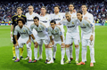サッカー欧州チャンピオンズリーグ2011-12（UEFA Champions League 2011-12）は25日、準決勝第2戦が行われ、バイエルン・ミュンヘン（Bayern Munich）が2試合合計スコアを3-3として迎えたペナルティーキック（PK）戦でレアル・マドリード（Real Madrid）に3-1で勝利し、決勝進出を決めた。

試合前の写真撮影に臨むレアル・マドリードの選手（2012年4月25日撮影）。(c)AFP/JAVIER SORIANO