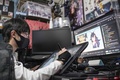 横浜の自宅でVチューバー、大神ミオの絵を描くカズミさん（2022年3月12日撮影）。(c)Charly TRIBALLEAU / AFP