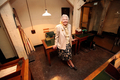 英ロンドン（London）のチャーチル博物館（Churchill Museum and Cabinet War Rooms）で撮影に応じる、英政府の速記者としてウィンストン・チャーチル（Winston Churchill）首相の内閣戦時執務室で働いていたというマイラ・コリヤー（Myra Collyer）さん（2009年8月27日撮影）。(c)AFP/SHAUN CURRY