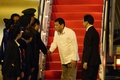 東南アジア諸国連合（ASEAN）首脳会議に出席するため、ラオスの首都ビエンチャンにあるワッタイ国際空港に到着した、フィリピンのロドリゴ・ドゥテルテ大統領（2016年9月5日撮影）。(c)AFP/NOEL CELIS 