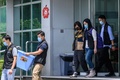 香港の民主派の現地紙「蘋果日報（アップル・デーリー）」の編集部から警察に連行される副編集長（右から3人目、2021年6月17日撮影）。(c) Anthony WALLACE / AFP