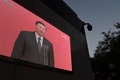 中国・北京の画面に映し出された習近平国家主席の映像（2020年11月2日撮影）。(c)GREG BAKER / AFP