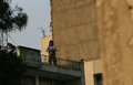 イラン・テヘラン（Tehran）で、建物の屋上に立つ武装した男性（2009年6月15日撮影）。(c)AFP