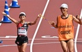 東京パラリンピック、陸上女子マラソン（視覚障害T12）。フィニッシュテープを切る道下美里（左、2021年9月5日撮影）。(c)Kazuhiro NOGI / AFP