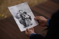 ハイジャック事件で北朝鮮に連れ去られた父親の写真を見るファン・インチョルさん。韓国ソウルにて（2019年11月10日撮影）。(c)AFP/Ed JONES / AFP