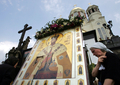 ロシアのエカテリンブルク（Yekaterinburg）にあるロマノフ（Romanov）王朝最後の皇帝ニコライ2世（Nicholas II）とその家族が銃殺された場所に建てられた記念碑（2008年7月16日撮影）。(c)AFP/DMITRY KOSTYUKOV