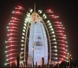 アラブ首長国連邦（UAE）のドバイ（Dubai）にある高級ホテル「ブルジュ・アル・アラブ（Burj Al Arab）」で、同国の建国記念日と、2020年に開催される万国博覧会の開催地がドバイに決定したことを祝って打ち上げられた花火（2013年12月2日撮影）。(c)AFP/KARIM SAHIB