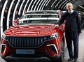 トルコ北西部ブルサ県ゲムリクで開かれた同国初の電気自動車（EV）を開発・生産する合弁企業TOGGの工場開業式に参加し、生産されたEVの横に立って写真撮影に応じるレジェプ・タイップ・エルドアン大統領。トルコ大統領府提供（2022年10月29日撮影）。(c)AFP PHOTO /TURKISH PRESIDENCY PRESS OFFICE