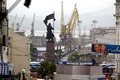 ロシア極東沿海州の主要都市ウラジオストクの港（2002年8月29日撮影、資料写真）。(c)Alexander NEMENOV / AFP