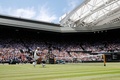 テニス、ウィンブルドン選手権、男子シングルス決勝。リターンを打つニック・キリオス（2022年7月10日撮影）。(c)Adrian DENNIS / AFP