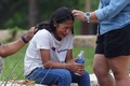 米テキサス州ユバルディで、カウンセリングが提供される市民センターの前に座り泣く女の子（2022年5月24日撮影）。(c)allison dinner / AFP