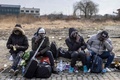 ポーランド東部メディカの国境検問所で、ウクライナから徒歩で避難してきた人々（2022年2月27日撮影）。(c)Wojtek RADWANSKI / AFP
