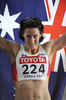 第11回世界陸上大阪大会（11th IAAF World Championships in Athletics Osaka）、女子400メートルハードルで優勝し、オーストラリア国旗を背にウィニング・ランするヤナ・ローリンソン（Jana Rawlinson、2007年8月30日撮影）。(c)AFP/ERIC FEFERBERG