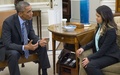 米ワシントンD.C.（Washington D.C.）ホワイトハウス（White House）の大統領執務室（Oval Office）で、エボラ出血熱から回復した看護師のニーナ・ファム（Nina Pham）さん（右）と面会するバラク・オバマ（Barack Obama）米大統領（左、2014年10月24日撮影）。(c)AFP/Saul LOEB