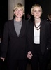 米コメディアンのエレン・デジェネレスさん（左）と交際していた頃の米女優アン・ヘッシュさん（2000年2月19日撮影）。(c)JIM RUYMEN / AFP