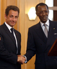 チャド・ヌジャメナ（N’Djamena）で、同国のイドリス・デビ（Idriss Deby）大統領（右）と握手を交すニコラ・サルコジ（Nicolas Sarkozy）仏大統領（左、2007年11月4日撮影）。(c)AFP/ISSOUF SANOGO