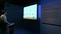 米ワシントンD.C.（Washington D.C.）のスミソニアン・アメリカ美術館（Smithsonian American Art Museum）で開催中の展覧会「アート・オブ・ビデオゲーム（The Art of Video Games）」で、スーパーマリオブラザーズ（Super Mario Brothers）をプレイする記者（2012年3月15日撮影）。(c)AFP/Karen BLEIER