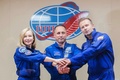 カザフスタン・バイコヌール宇宙基地で会見する（左から）女優のユリア・ペレシルドさん、アントン・シュカプレロフ宇宙飛行士、クリム・シペンコ監督。ロスコスモス提供（2021年10月4日撮影・公開）。(c)AFP PHOTO / Russian space agency Roscosmos/ Andrey SHELEPIN