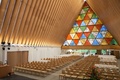 ニュージーランド南島クライストチャーチ（Christchurch）で、大地震の被害を受けた大聖堂跡に再建された紙の聖堂の内部（2013年8月7日撮影、同15日公開）。(c)AFP/BRIDGIT ANDERSON