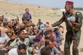 イスラム過激派組織「イスラム国（IS）」が支配するイラク中部ファルージャの南方の村からイラク軍の支援によって脱出してきた避難民たち（2016年6月12日撮影）。(c)AFP/MOADH AL-DULAIMI