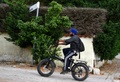 イタリア・サバウディア近郊ベラファーニア村で自転車に乗って帰宅する移民労働者（2021年6月24日撮影）。(c)Filippo MONTEFORTE / AFP