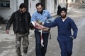 シリア政府軍とロシア軍によるものとされる爆撃があったシリア首都ダマスカス近郊の東グータで、がれきの中から救助された女の子を運ぶ有志の民間防衛隊員（2018年1月6日撮影）。(c)AFP PHOTO / ABDULMONAM EASSA