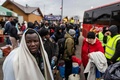 ポーランド東部メディカの国境検問所で、ウクライナから徒歩で避難してきた人々。アフリカや中東、インド出身の人の姿も見られた（2022年2月27日撮影）。(c)Wojtek RADWANSKI / AFP