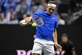 男子テニスの欧州チームとワールドチームの対抗戦、レーバー・カップ初日。リターンを打つ欧州チームのロジャー・フェデラー（2022年9月23日撮影）。(c)Glyn KIRK / AFP
