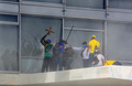 ブラジルの首都ブラジリアで、大統領府の窓を割るジャイル・ボルソナロ前大統領支持者（2023年1月8日撮影）。(c)Sergio Lima / AFP