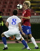 ボールをキープするセルビアのミロス・クラシッチ（%%Milos Krasic%%、右）。（2008年9月6日撮影）(c)AFP/ANDREJ ISAKOVIC
