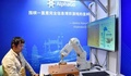 ある棋士が人工知能囲碁室で人間とAIによる対局を体験する様子（2021年12月1日撮影、資料写真）。(c)CNS/張斌