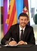FCバルセロナ（FC Barcelona）の本拠地カンプ・ノウ・スタジアム（Camp Nou stadium）で契約書に署名するルイス・エンリケ（Luis Enrique）監督（2014年5月21日撮影）。(c)AFP/MIGUEL RUIZ
