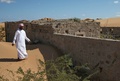 オマーン・ワディアルムルの住居跡そばを歩く元住人（2020年12月31日撮影）。(c)MOHAMMED MAHJOUB / AFP