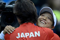女子テニス、国別対抗戦のフェドカップ（2013 Fed Cup）は10日、ワールドグループ1部の1回戦が各地で行われ、第3試合で森田あゆみ（Ayumi Morita）は6-4、6-1でロシアのエレナ・ベスニナ（Elena Vesnina）に勝利した。

勝利を喜ぶ森田あゆみ（右、2013年2月10日撮影）。(c)AFP/KIRILL KUDRYAVTSEV