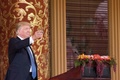 中国・北京の人民大会堂で開かれた習近平・中国国家主席との夕食会で、グラスを掲げるドナルド・トランプ米大統領（2017年11月9日撮影）。(c)AFP/Jim WATSON
