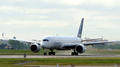 仏南西部トゥールーズ（Toulouse）で、試験飛行に飛び立つ欧州航空機大手エアバス（Airbus）の次世代旅客機「A350」（2013年6月14日撮影）。(c)AFP/ERIC CABANIS