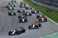 24F1第15戦オランダGP決勝。スタートでマクラーレンのランド・ノリス（右手前）を抜くレッドブルのマックス・フェルスタッペン（左手前、2024年8月25日撮影）。(c)SIMON WOHLFAHRT/ AFP