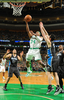 11-12NBAは18日、各地で試合が行われ、ボストン・セルティックス（Boston Celtics）が102-98でオーランド・マジック（Orlando Magic）を下し、アトランティック・ディビジョン（Atlantic Division）の地区優勝を決めた。

シュートを狙うボストン・セルティックスのポール・ピアース（Paul Pierce、中央、2012年4月18日撮影）。(c)AFP/Getty Images/NBAE/Brian Babineau