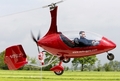 オランダ中部アーメルスフォールト（Amersfoort）郊外でテスト飛行を行う空陸両用車PAL-V（Personal Air and Land Vehicle、2009年4月27日撮影、資料写真）。(c)AFP/ANP/Marcel ANTONISSE
