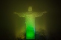 ブラジル・リオデジャネイロ（Rio de Janeiro）のコルコバード（Corcovado）の丘に立つ、ブラジル国旗の色に染め上げられた巨大なキリスト像（Christ the Redeemer、2014年6月11日撮影）。(c)AFP/YASUYOSHI CHIBA