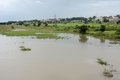 ナイジェリア南東部ベヌエ州の州都マクルディで、豪雨により氾濫したベヌエ川（2017年9月1日撮影）。(c)AFP/Lemmy IJIOMA
