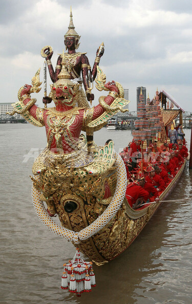 バンコクで王室御座船パレードのリハーサル、有名な「スパンナホン」も