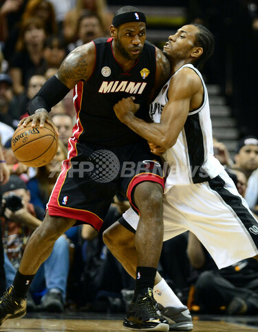 レブロンが名誉挽回、ヒートの勝利で2勝2敗に NBAファイナル 写真12枚