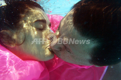 水中キスで世界最長新記録1分51秒 伊の国際大会で 写真4枚 国際ニュース Afpbb News