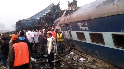 インド北部で急行列車が脱線、少なくとも91人死亡
